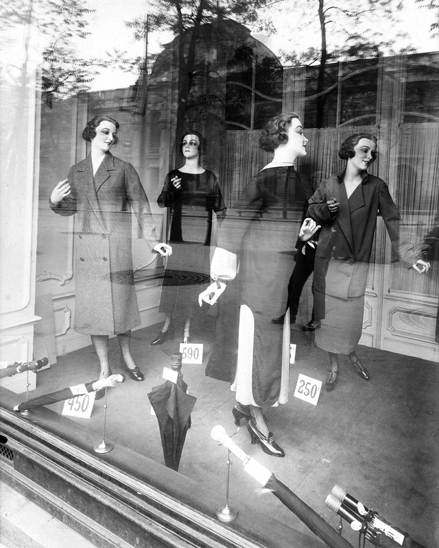 Magasin, Avenue des Gobelins, by Eugène Atget