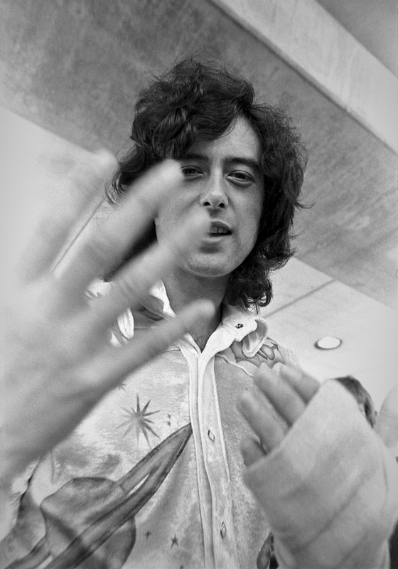 Jimmy Page arrives in SanFrancisco with his hand in a splint prior to the Kezar Stadium Concert, 1973.