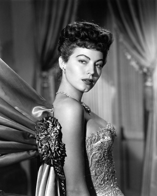 Ava Gardner glamorous wardrobe photo on set