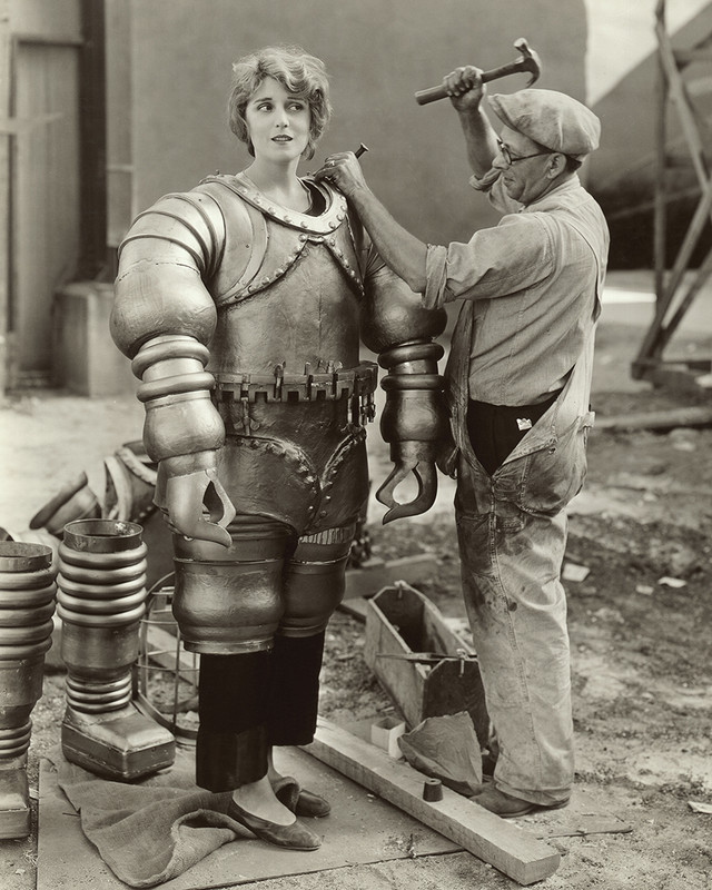 Unit photography from The Mysterious Island (MGM 1929). Jacquelin Gadsdon (credited as Jane Daly) gets ready for deep-sea work with help from a fearless technician – all done in good fun (we think).