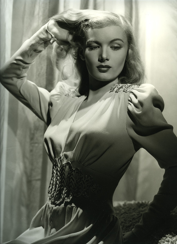 Sexy portrait shot of Veronica Lake by George Hurrell, 1941