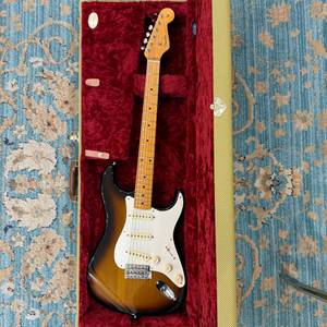 Fender Eric Johnson Signature '54 "Virginia" Stratocaster - 2-Color Sunburst Fender Eric Johnson Signature '54 "Virginia" Stratocaster - 2-Color Sunburst