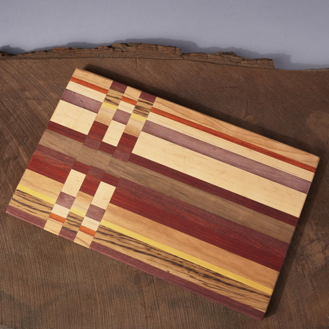 Bread board made of the Brazilian hardwoods, tigerwood, greenheart, curupay  a;ongside Dutch maple. A suitable size of 23x50 cm. - Kitchen artwoods