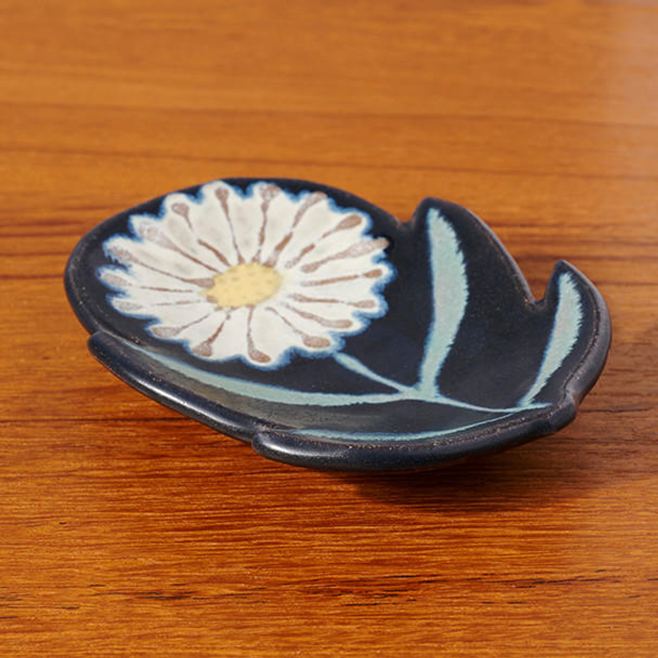 https://cdn11.bigcommerce.com/s-3rl2qg0z2p/images/stencil/1280x1280/products/12780/30821/ruth-easterbrook-daisy-trinket-dish-by-ruth-easterbrook__38410.1674150951.jpg?c=1?imbypass=on