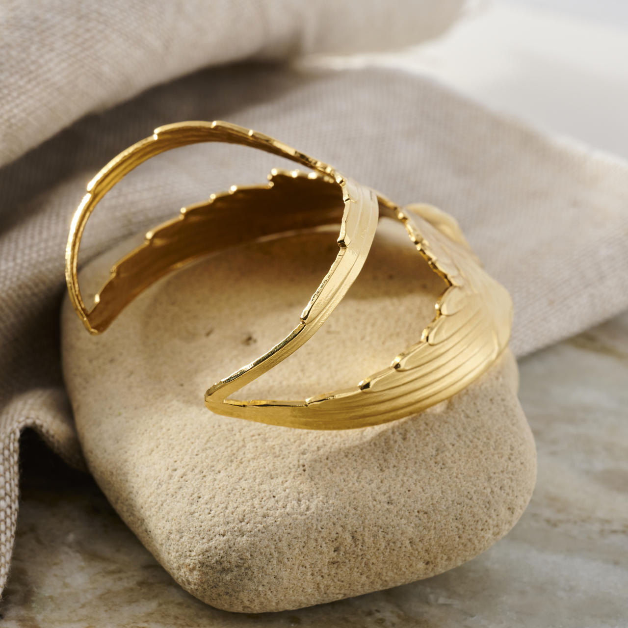 Large Sloane Hollow Cuff Bracelet Gold / M/L