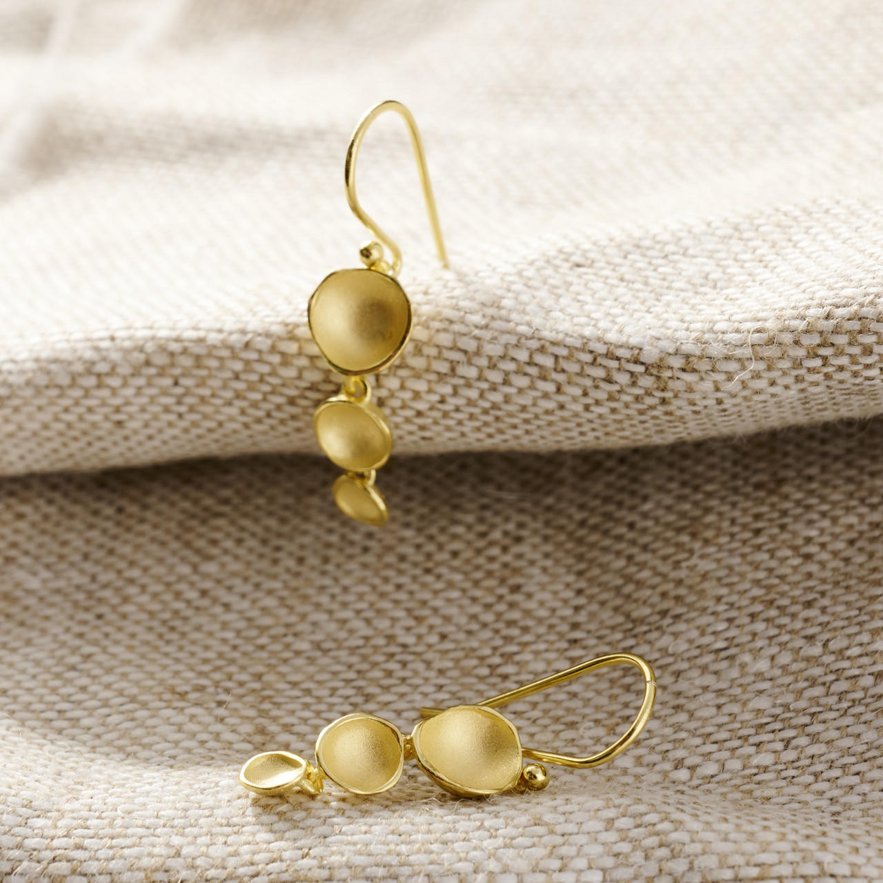 Buy Traditional Gold Tone Pearl Drop Jhumki Earrings for Women Online at  Silvermerc | SBE10MU_07 – Silvermerc Designs