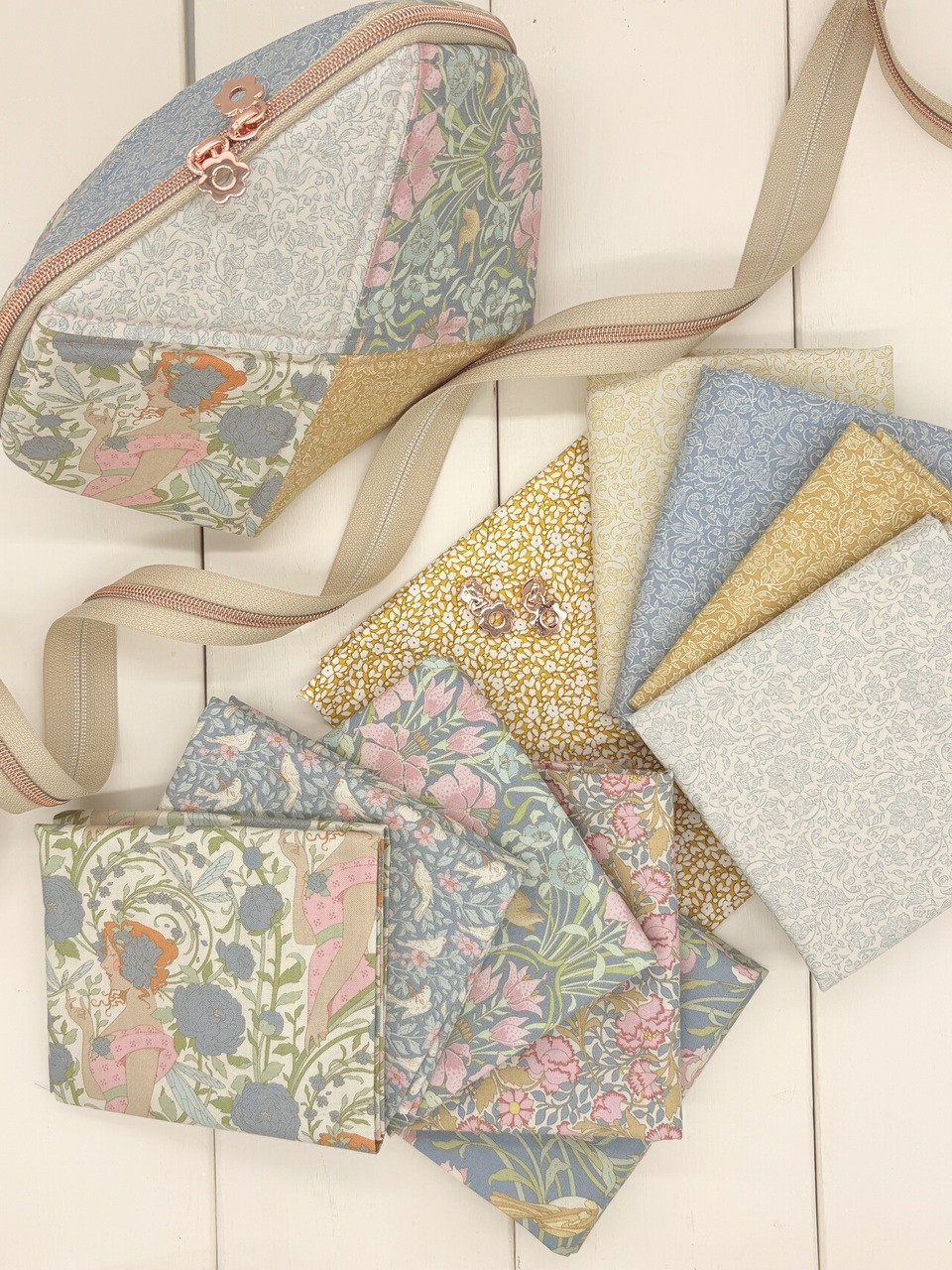 CRISS CROSS POUCH Kit , Golden Blues