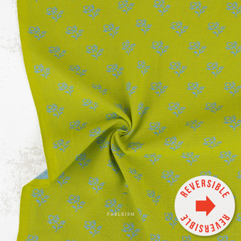FABLEISM, Meadowsuédoise, Mini roses dans l'herbe ensoleillée (Jacquard RÉVERSIBLE) - au demi-mètre