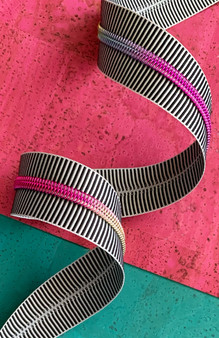SASSAFRAS LANE DESIGNS, Black Stripe Zipper Tape with Rainbow teeth - Sold by the yard (91 cm) - ELEGANTE VIRGULE CANADA