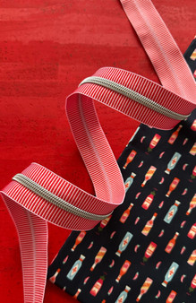 SASSAFRAS LANE DESIGNS, Red Stripe Zipper Tape with Nickel teeth - Sold by the yard (91 cm) - ELEGANTE VIRGULE CANADA