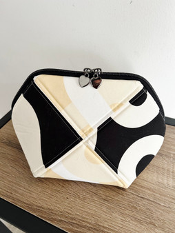 CRISS CROSS POUCH Kit, Mono Groove- Elegante Virgule Canada, Canadian Fabric Quilt Shop, Montreal, Quebec, Quilting Cotton