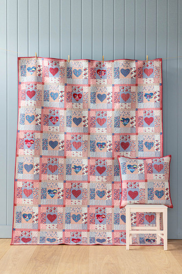 TILDA VILLAGE LIFE, Heart of the Village Quilt KIT - Blue / Burgundy - Elegante Virgule Canada