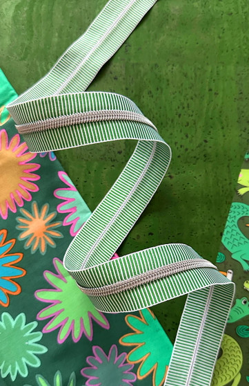 SASSAFRAS LANE DESIGNS, Green Stripe Zipper Tape with Nickel teeth - Sold by the yard (91 cm) - ELEGANTE VIRGULE CANADA