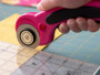 Couteau rotatif ergonomique OLFA 45 mm en magenta - ELEGANTE VIRGULE CANADA