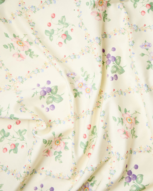 Jardin de Baies Tablecloth