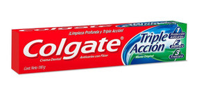 Cepillo de dientes en crema dental Colgate Triple Acción, 70 g