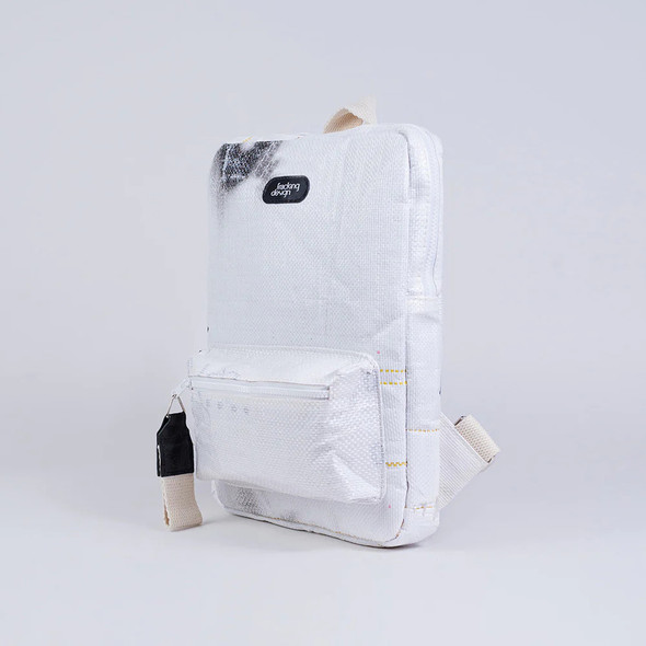 FRACKING DESIGN | Mochila Chocon Backpack - Classic White Design for Trendy Urban Adventures | 29 cm x 36 cm x 4 cm