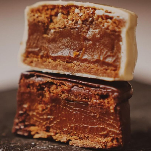 Simkolate Alfajores Mixtos with Dark & White Belgian Chocolate and Dulce de Leche, 60 g / 2.11 oz (box of 12)