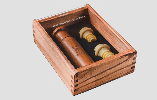 Xutill | Wine Preserver with Neoprene Stopper Conservador de Vino - Includes Wooden Case | 18 cm x 14 cm x 6.5 cm