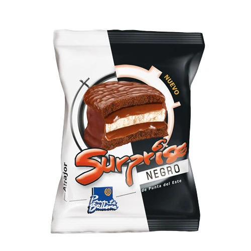 Punta Ballena Alfajor Surprise Negro Triple Relleno, 60 g / 1.7 oz (box de 8)