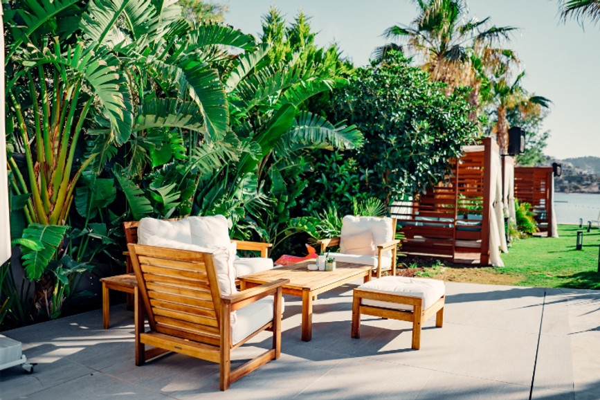 Cheers to Style: Florida’s Outdoor Bar Trends and Must-Have Furniture