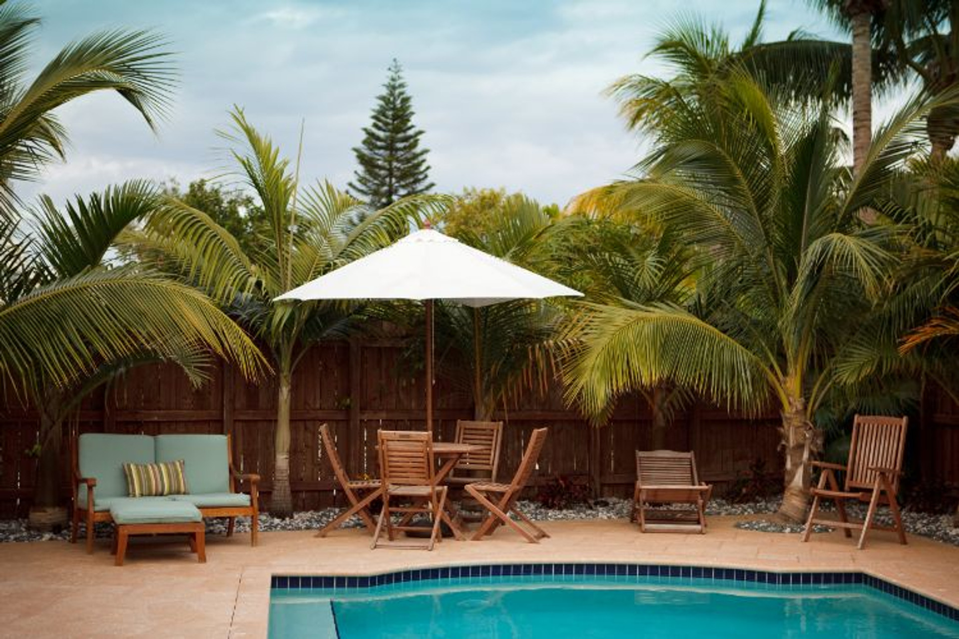 Poolside Perfection 5 Tips for Selecting Ideal Patio Furniture for