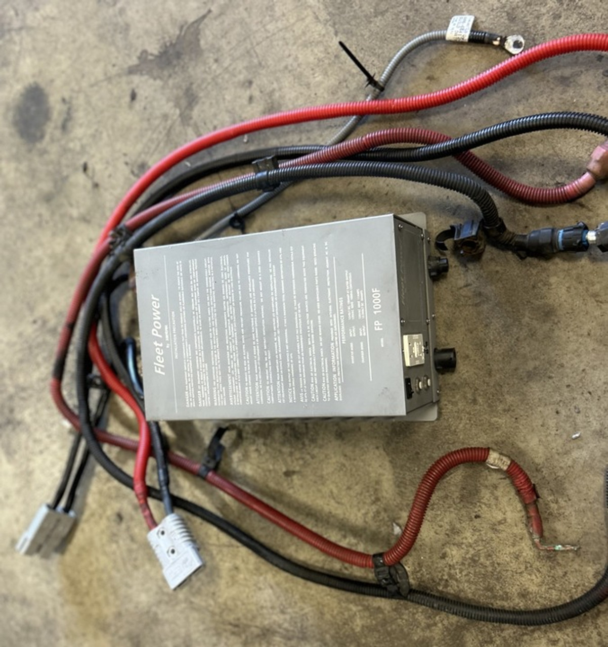 Xantrex Fleet Power 1000 W Inverter WITH POWER CABLES