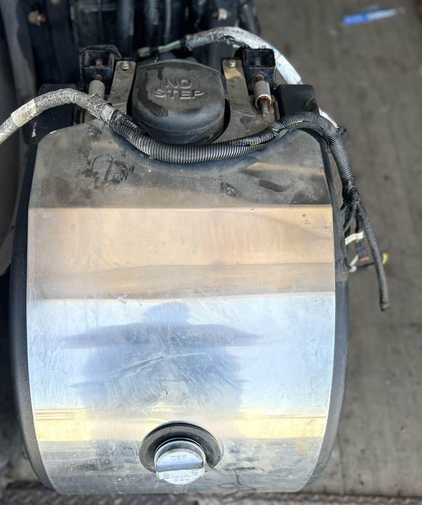 PACCAR 2015 DEF TANK ASSEMBLY WITH PUMP