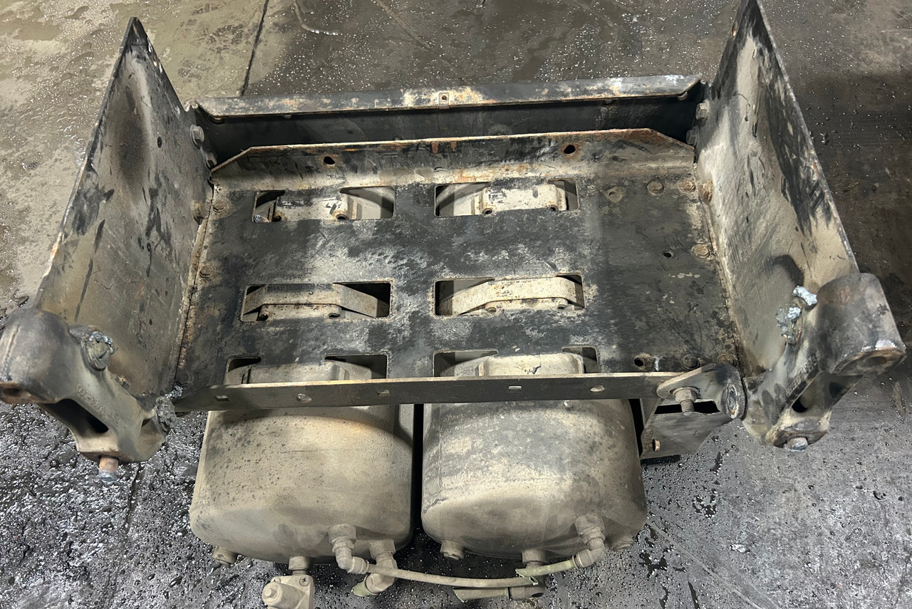Freightliner CASCADIA Battery Box WITH AIR TANKS