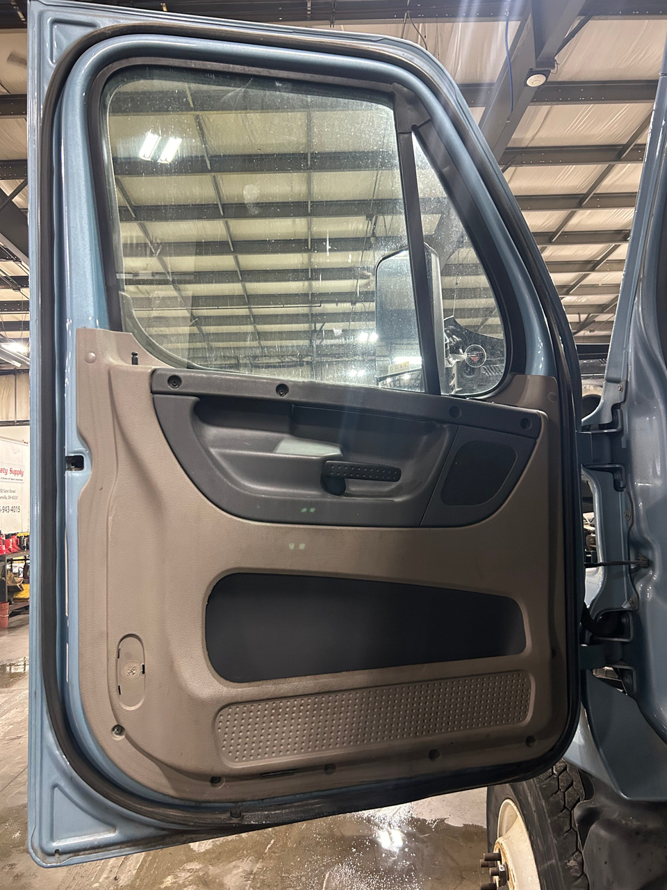 FREIGHTLINER CASCADIA BULE LEFT FRONT DRIVER DOOR