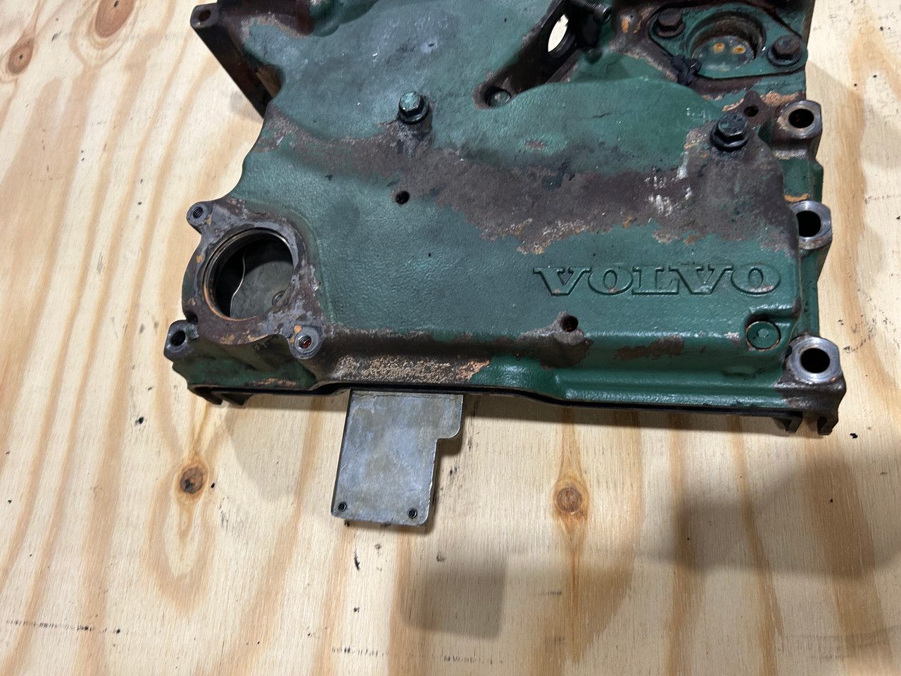 VOLVO D12 LOWER TIMING GEAR COVER