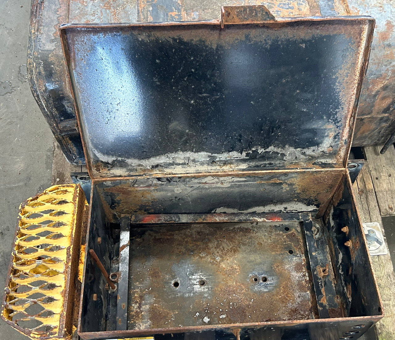 2010 CAPACITY TJ5000 STEEL BATTERY BOX WITH STEP