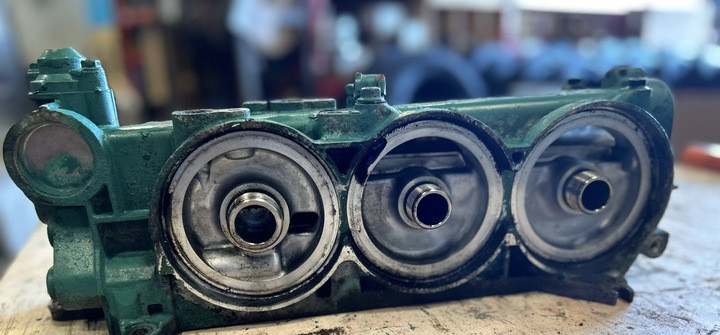 VOLVO D13 OIL FILTER HOUSING