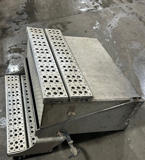 FREIGHTLINER CL120 DRIVER SIDE STEPS WITH BATTERY BOX WITH LID
