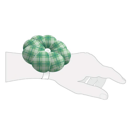 Riley Blake Designs - Lori Holt of Bee in my Bonnet - Bee Plaid Wrist Pin Cushion