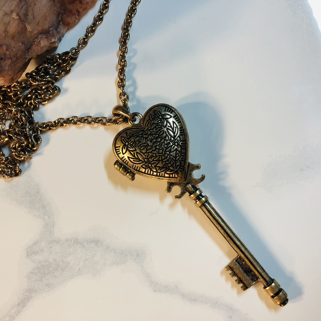 ★VINTAGE HOLLYWOOD★ Keyhole Heart Necklace_VH249ONE001M Gold Heart Key Pendant, Keyhole Heart Necklace, Vintage Key