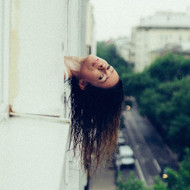 Pourquoi ne faut-il pas sortir les cheveux mouillés (surtout en ville) ?