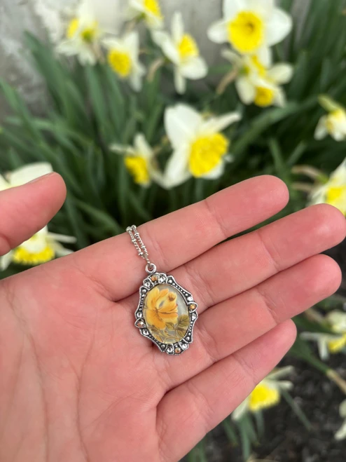 Anne’s Vault Forever Floral Pendant Necklace - Daffodil