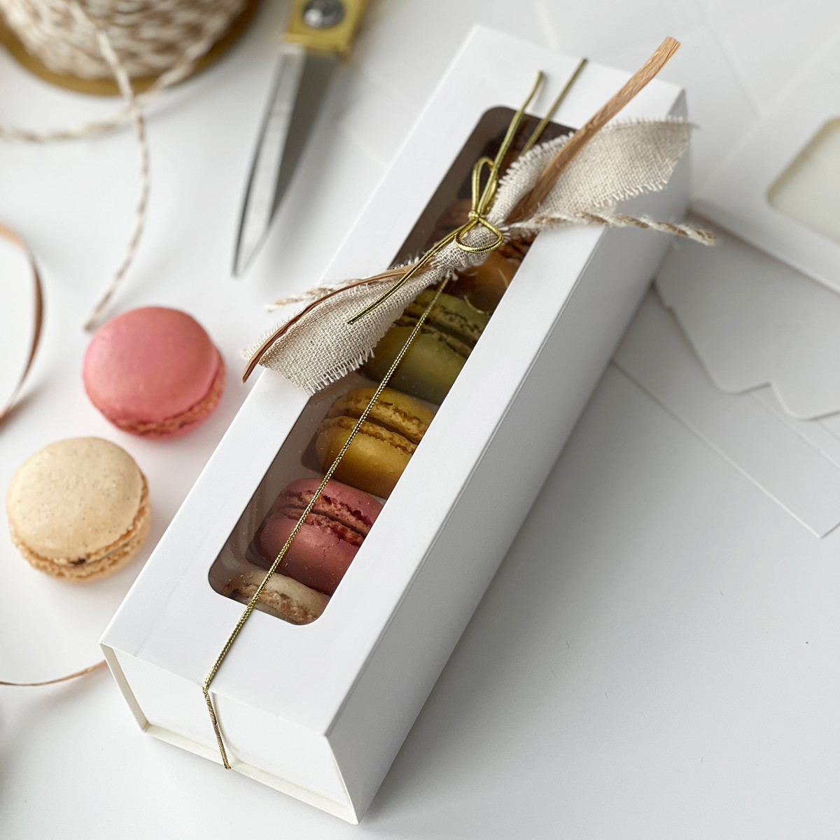 8.25 x 2.5 x 2in - Fits 6 macarons