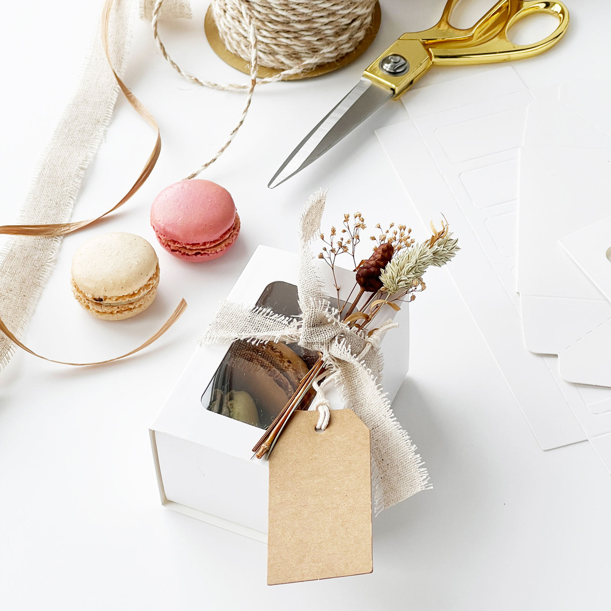 3.75 x 2.5 x 2in - Fits 3 macarons