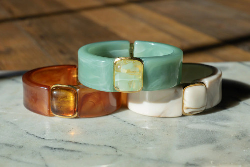 Acrylic and stainless bracelet/cuff

100% waterproof