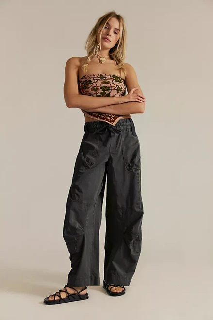 Laidback in every way, these mid-rise parachute pants from our We The Free collection feature a billowy, utility-inspired design for those casual day outings.

Elastic waistband with drawcord
Belt loops
Unique articulated leg shape
Front and back buttoned pockets