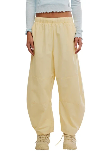 Ready for anything in a relaxed yet sporty silhouette, these effortless pants are featured in a high-rise, tapered style with defined seaming and slightly barreled legs for the coolest shape.

Fit: Relaxed fit

Features: High-rise style; slightly barreled legs; elasticated waistband; side pockets