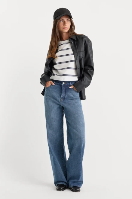 The vintage-inspired wide leg jean. A relaxed fit throughout with a floor-skimming silhouette and extra leg room. Made from our comfort stretch denim, they'll hold their shape while keeping things easy, whether you're staying in or stepping out. This style comes with our iconic gap-proof waistband, reinforced beltloops and tummy-smoothing technology.