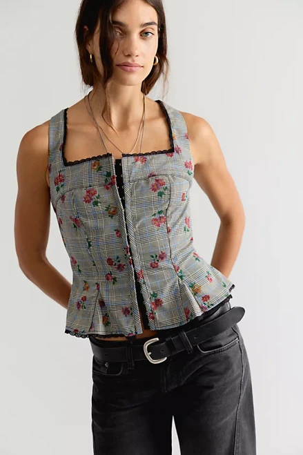 Fitted and flattering, this vintage-inspired silhouette features delicate lace trim, a timeless peplum-style silhouette, and a hook-and-eye closure for a cinched look.

Square neckline
Sleeveless
Scallop trim