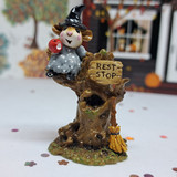 Wee Forest Folk Miniatures M-213 - Settin' a Spell (Gray) 