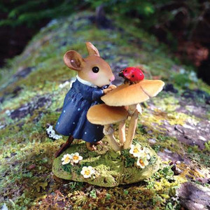 Wee Forest Folk Miniatures M-581 - Ladybug Chat Wee Forest Folk Miniatures M-581 - Ladybug Chat