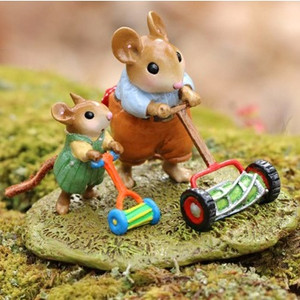 Wee Forest Folk Miniatures M-735b - Daddy's Little Helper (Green/Yellow) Wee Forest Folk Miniatures M-735b - Daddy's Little Helper (Green/Yellow)