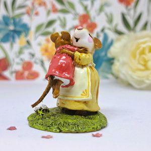 Wee Forest Folk Miniatures M-229b - Her Big Hug (Yellow) 