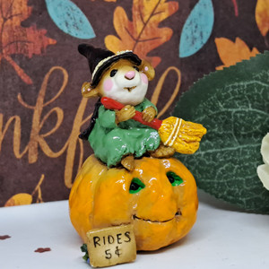 Wee Forest Folk Miniatures M-205 - Broom Service (Green) 